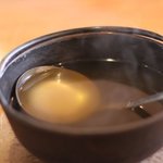 黄金色に輝くスープ。脂浮きが全く無く澄み切っている