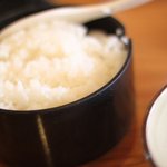 宮崎から直送される米を大釜でひっきりなしに炊くご飯。大盛りです