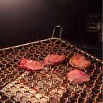 備長炭焼肉 Toju - 太めの金網でジュージュー