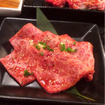 備長炭焼肉 Toju - 手前→黒毛和牛カルビ   奥→黒毛和牛ハラミ