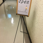 BARよしひろ - 廊下にお店の表示