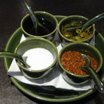 Nara Thai Cuisine - 定番の調味料たち