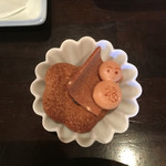 Koohii To Hito - すべての飲み物についてくるのか？昔懐かしい感じのお菓子。そばぼうろ、八橋、そばぼうろ風味のだるまみたいなやつ。