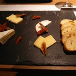 ワールド・ワインバー - チーズ５種盛り合わせ