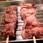 新小屋 - 旨味たっぷり！タンスジ＆厚切り豚バラ串焼