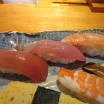 さしみ茶屋 樽寿司 - 赤身、イナダ、サーモンアップ