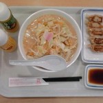 リンガーハット - 野菜たっぷり食べるスープ（とんこつ味）：７３４円+餃子（５個）：２７０円（各税込）【２０１６年９月撮影】