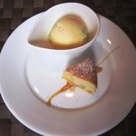 タヴェルナ　エッセ - 徳島産キウイのソルベとバニラアイス＆紅玉リンゴのバターケーキ