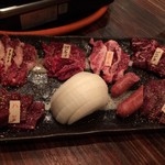 焼肉盛り合わせ（2人前）1980円（税抜）