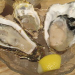牡蠣と和食。Ikkoku - 国産生牡蠣三種食べ比べ（本日は岩手、兵庫、宮城の3種の牡蠣）