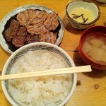 むぎたん - ランチ　盛り合せ定食　牛タン焼き・ハラミ焼き・麦めし・とろろ・汁 