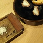 うを徳 - (2016年10月　訪問)茨城産落花生の茹でと焼いた菱。菱、初めて食べた、栗と竹の子を掛け合わせたようなコックリした味で美味しかったです。