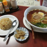 ラーメン慶 - 醤油ラーメンと半チャーハンでございます