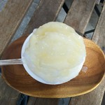 サブロク珈琲 - 白桃かき氷 600円 上から