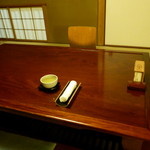 懐石 辻留 - 襖戸の左手には茶室扉の障子戸が仕立てられて茶室の趣きあり