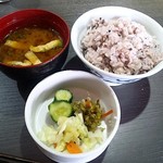 とんかつ 濵かつ - ご飯・キャベツ・ドレッシング・漬物などクオリティーが高いです