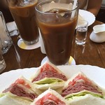 カフェ コロラド - パストラミサンドとアイスコーヒー。サンドウィッチ美味しいです♡