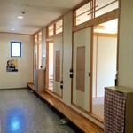 Soup Curry Sendou Iwamizawa Ten - 個室小上がり席並ぶ店内です。