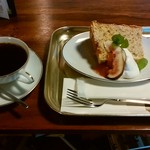 カフェ チョット - オーガニック　エクアドル
＆手作りイチジクジャム添え　紅茶のシフォンケーキ