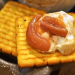 桃谷温酒場 - レアチーズ豆腐の塩辛とクラッカーセット