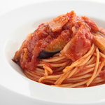 イナズマ カフェ - ナスとベーコンのトマトソーススパゲッティ