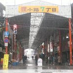 らーめんサッポロ 赤星 - お店は狸小路の7丁目にあります。7丁目だけなぜかアーケードボロボロ。