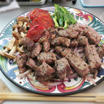 Kororu - ビーフステーキも注文。
                      野菜もたっぷり付いてるのが嬉しいです。
                      