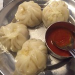 ギタンジャリ - モモ(蒸し餃子)4個入り。辛いタレ、辛いけど美味しい♪