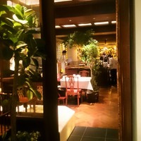 中国飯店 富麗華 - エントランスよりテーブル席方面