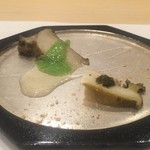 あま木 - 蒸し鮑  肝のソース、オクラのソース
