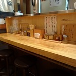 店内はカウンター席のみ