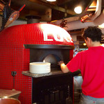 ビッレリア&ピッツェリア ルーチェ - 真っ赤なピザ窯が印象的。左上の"ふいご"は使っているのかな？