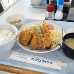 Kuin Koraru - 2015年8月　ミックスフライ定食【800円】一人だと当然のように相席！