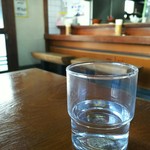 かねいしうどん - 古いながらも清潔な店内