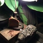 シリンゴル - 羊の木彫りが入口でお迎え♡