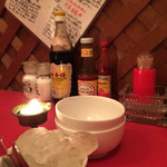 シリンゴル - 卓上には美しい岩塩や黒酢などの調味料が常備(^^)