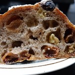 パンストック - くるみとレーズンのルヴァン(断面)