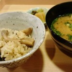 車力門 ちゃわんぶ - しめじ等きのこ3種の炊き込み御飯
      京揚げのお味噌汁
      お新香
