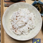 ごはんや ちどり - 李朝写しの粉引き茶碗
赤米の玄米御飯は美味い❣️