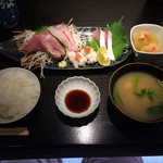 AU BALLON ROUGE - 2016.10.4
                                和ランチ￥１，０００、主菜：ヨコワ、コショウダイ、鱧湯引き、つばす、副菜：冬瓜と川津海老の冷製、味噌汁：豆腐とセリ