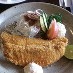 バロン - 日替わりランチ \780 ドリンク付きで\980   秋鮭フライ