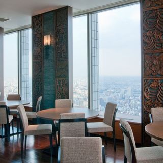 Popular window table seats where you can enjoy the spectacular view