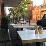 bills - お店の外、通りに面した席
