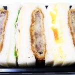 フレッシュベーカリー神戸屋 - 黒毛和牛コロッケミックスサンド￥７７８（税込）