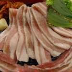 Kankiya - 大好評！「サムギョプサル」（豚三枚ばら肉の香味野菜巻き）