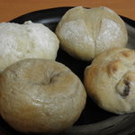トダラバパン - 手前から時計回り：ベーグルシナモン、押麦のプチパン、黒糖プチパン、レーズンプチパン