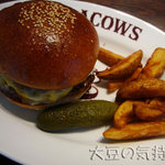 チーズバーガー(北海道フライドポテト、ピクルス、ミニサラダ付)(￥1,400)