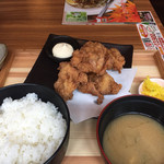 和民 横浜駅前店 - 唐揚げ定食。800円。