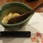 美酒美肴 はまゐ - 先付
      玉子豆腐にワサビのトッピ