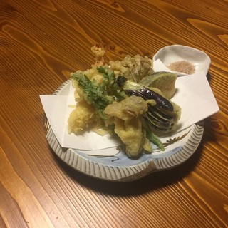 Assorted wild vegetable tempura